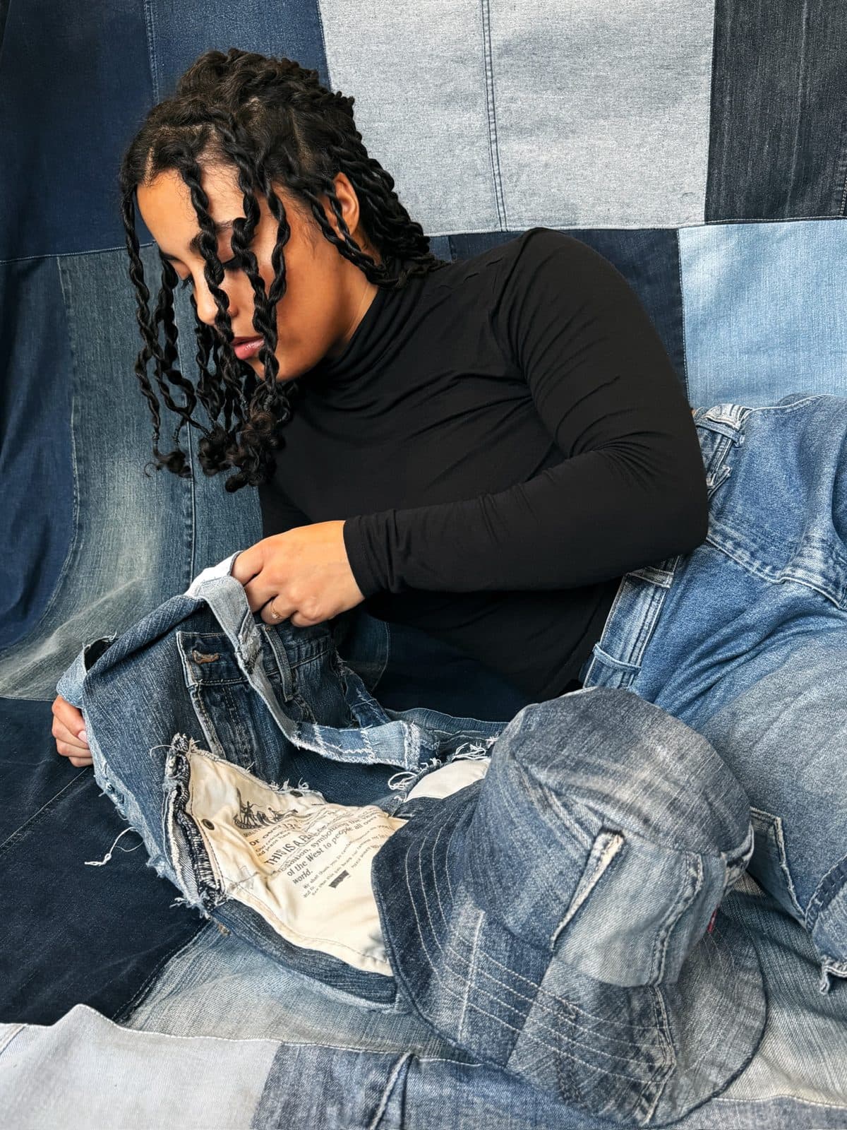 La créatrice de Solangepoint assemblant un sac en jean recyclé